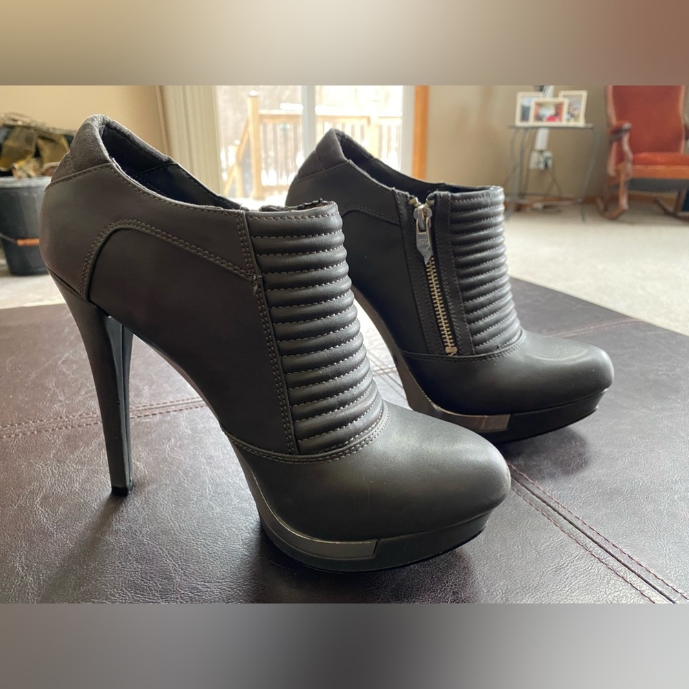 Like New Fergie Wander Women's Dress Pump Heels Grey Color Booties Size US 9